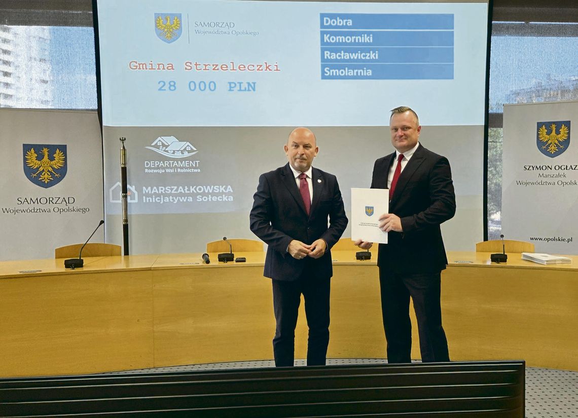 Burmistrz Marek Pietruszka podczas podpisania umów na dofinansowanie sołectw w ramach Marszałkowskiej Inicjatywy Sołeckiej w Opolu.