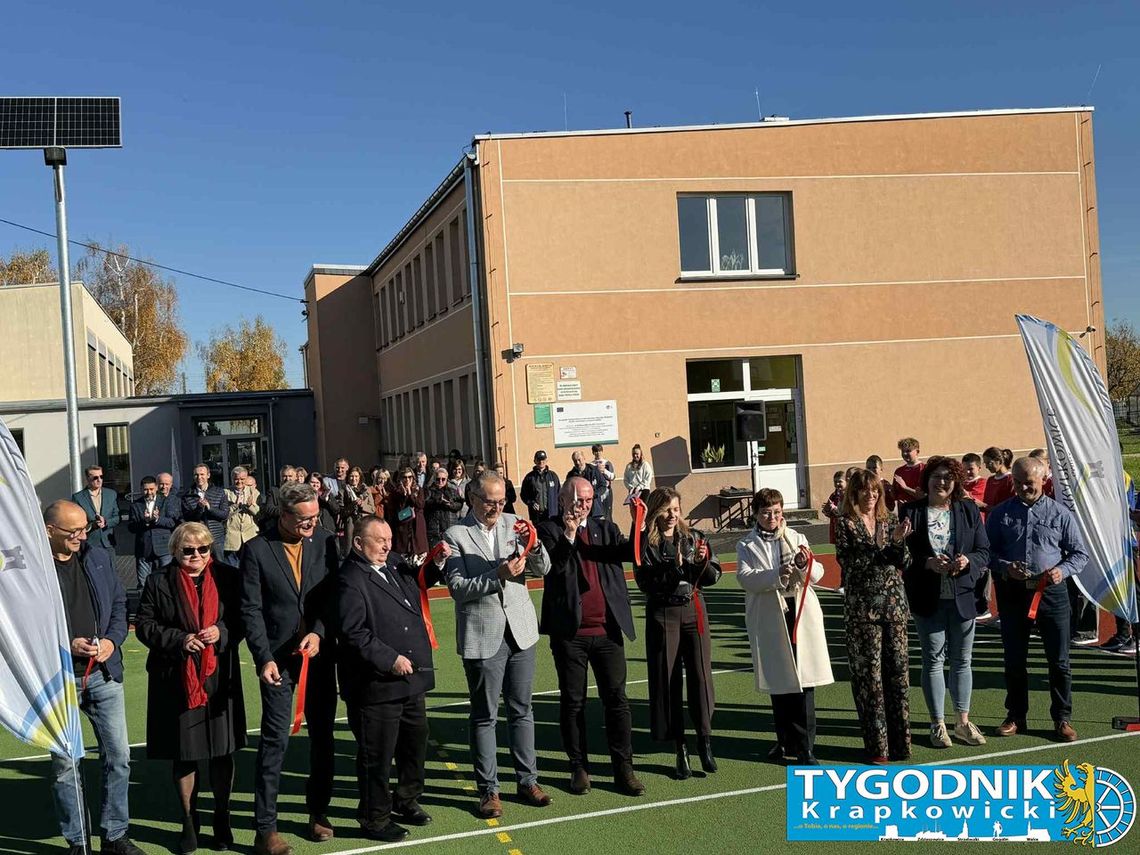 NA ZDJĘCIU Uczniowie i samorządowcy podczas uroczystego otwarcia nowego boiska szkolnego w Żywocicach – 4 listopada 2025 roku