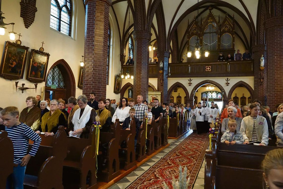 Tradycyjna korona dożynkowa podczas parafialnego święta plonów w gminie Strzeleczki.