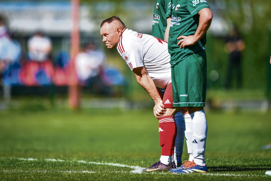 Dramat LZS Żywocice w końcówce! Piłkarze LZS Żywocice i Śląska Reńska Wieś walczą o piłkę podczas emocjonującego meczu zakończonego golem w doliczonym czasie gry.