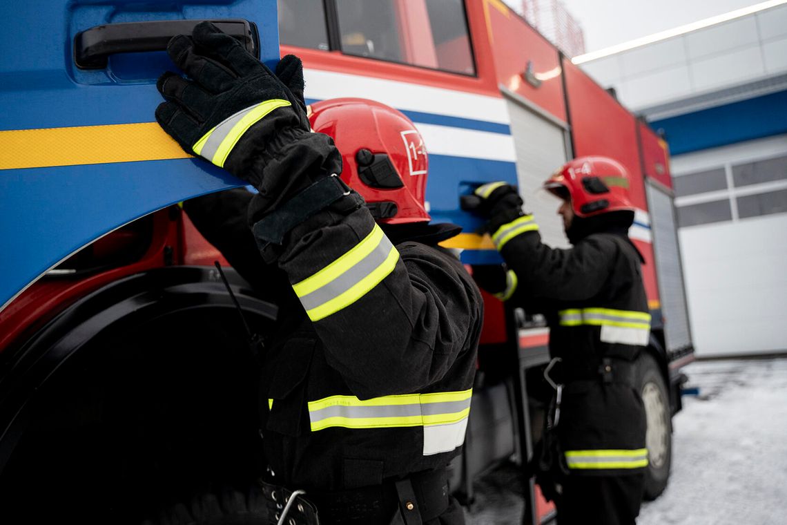Dramatyczna akcja w Pietnej! Strażacy wybili szybę, by uratować 2‑letnie dziecko z zamkniętego samochodu Strażacy podczas akcji ratunkowej przy zamkniętym samochodzie w Pietnej