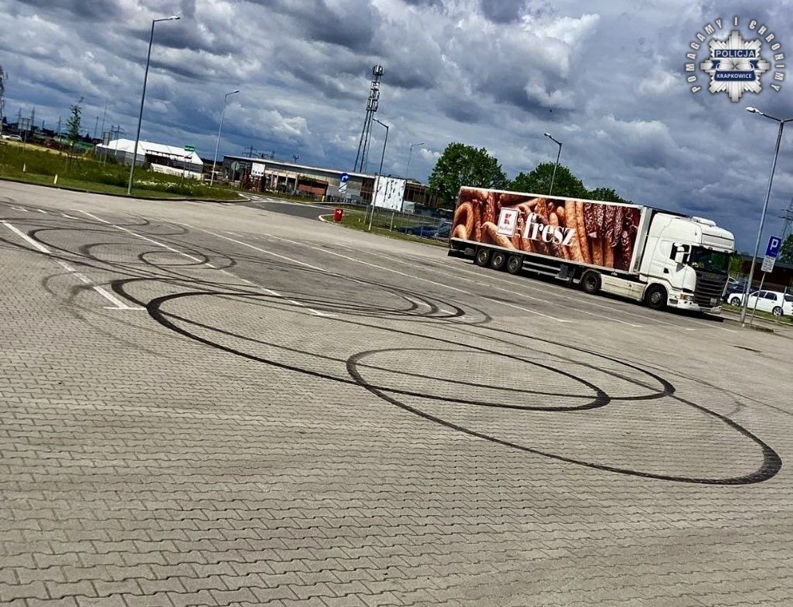 BMW podczas niebezpiecznego manewru na parkingu przy stacji paliw w Krapkowicach.