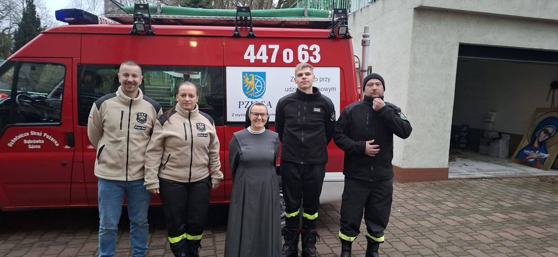 Druhowie z Pietnej i Dąbrówki Górnej zorganizowali wyjątkową akcję dla DPS Druhowie z OSP Pietna i Dąbrówka Górna przekazują dary dla podopiecznych Domu Pomocy Społecznej św. Karola w Kędzierzynie-Koźlu