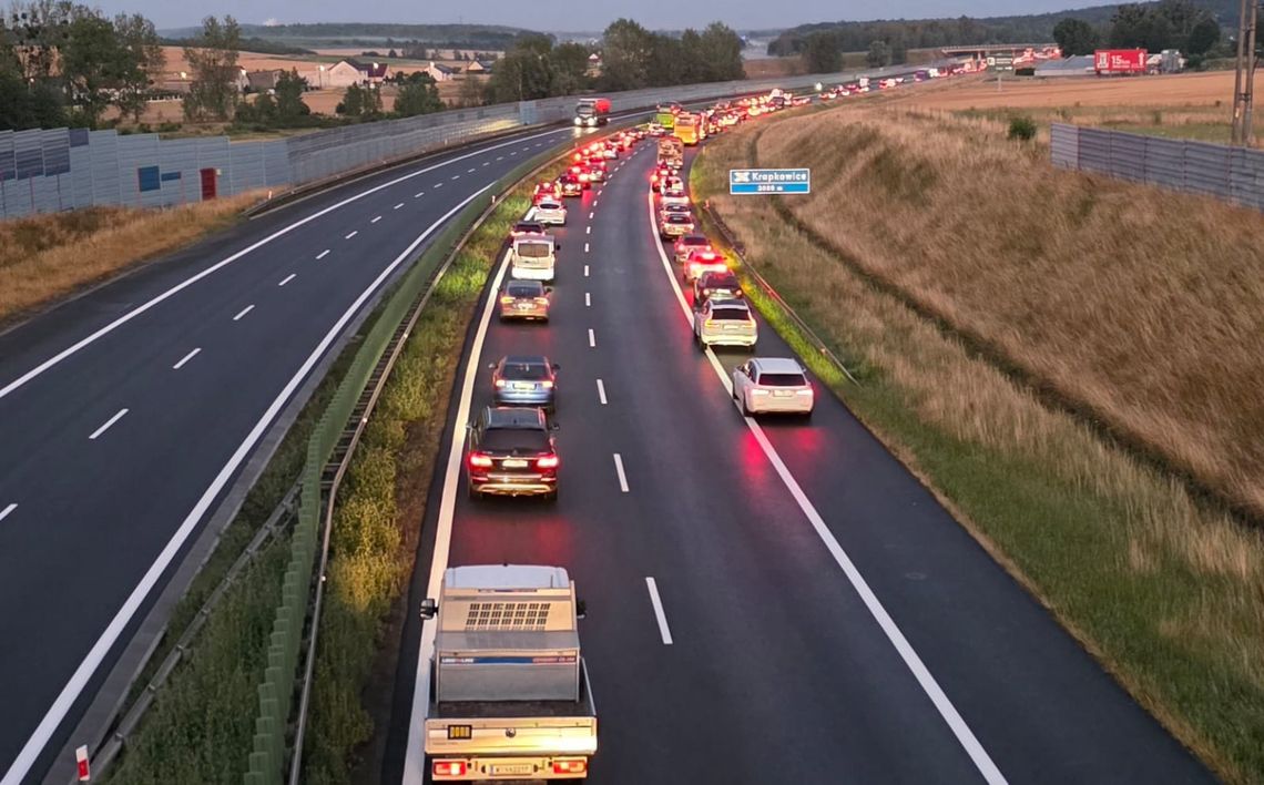 Dwa zdarzenia na A4 pod Krapkowicami. Ranni, rozbite auta i duże utrudnienia dla kierowców Dwa zdarzenia na A4 pod Krapkowicami. Ranni, rozbite auta i duże utrudnienia dla kierowców