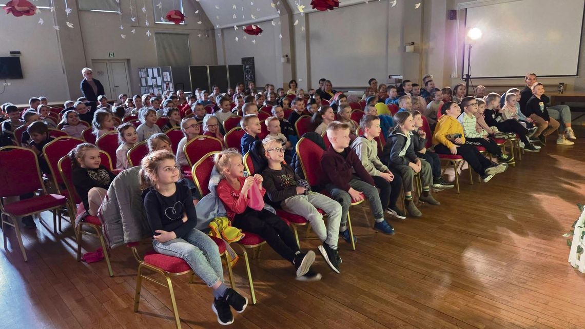 Dzieci oglądające ekologiczny spektakl „Zaplastikowani” w GOK Strzeleczki