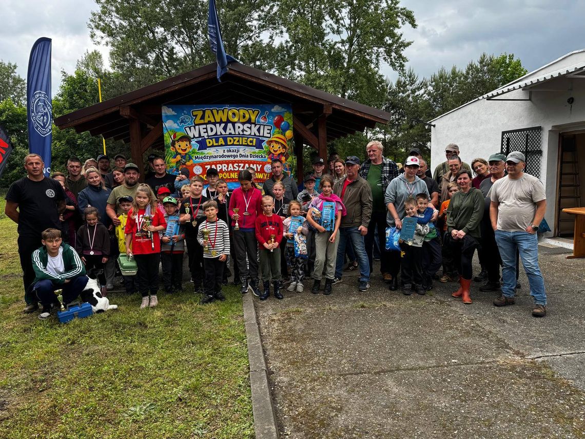 Dzieci zarzuciły wędki i ruszyły po trofea. W Zdzieszowicach nie brakowało emocji Dzieci uczestniczące w zawodach wędkarskich z okazji Dnia Dziecka w Zdzieszowicach prezentują zdobyte medale i nagrody.