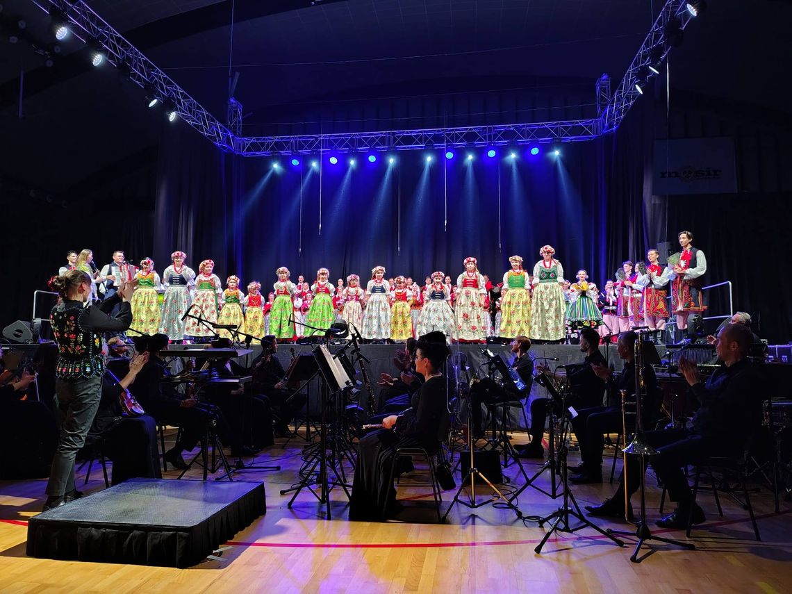 Małe tancerki z Dziecięcego Zespołu Tanecznego „Przecinek” z Brożca podczas występu w hali Azoty, oczarowujące publiczność i artystów zespołu „Śląsk”.