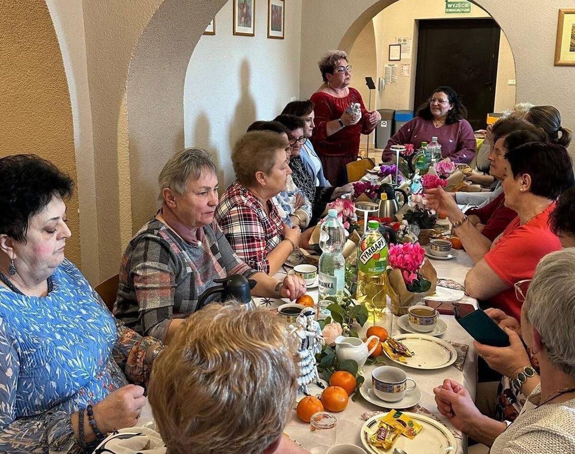 Mieszkanki Strzebniowa podczas spotkania z okazji Dnia Kobiet przy kawie i słodkim poczęstunku