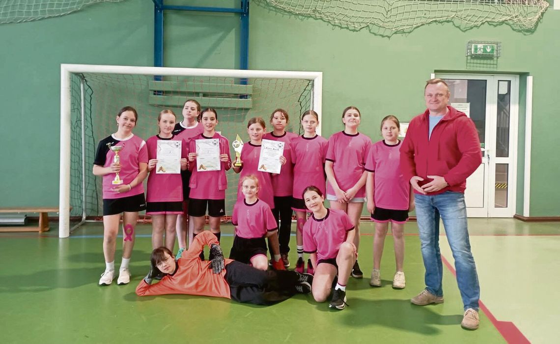 Drużyny dziewcząt rywalizujące o Puchar Burmistrza Strzeleczek podczas turnieju piłkarskiego