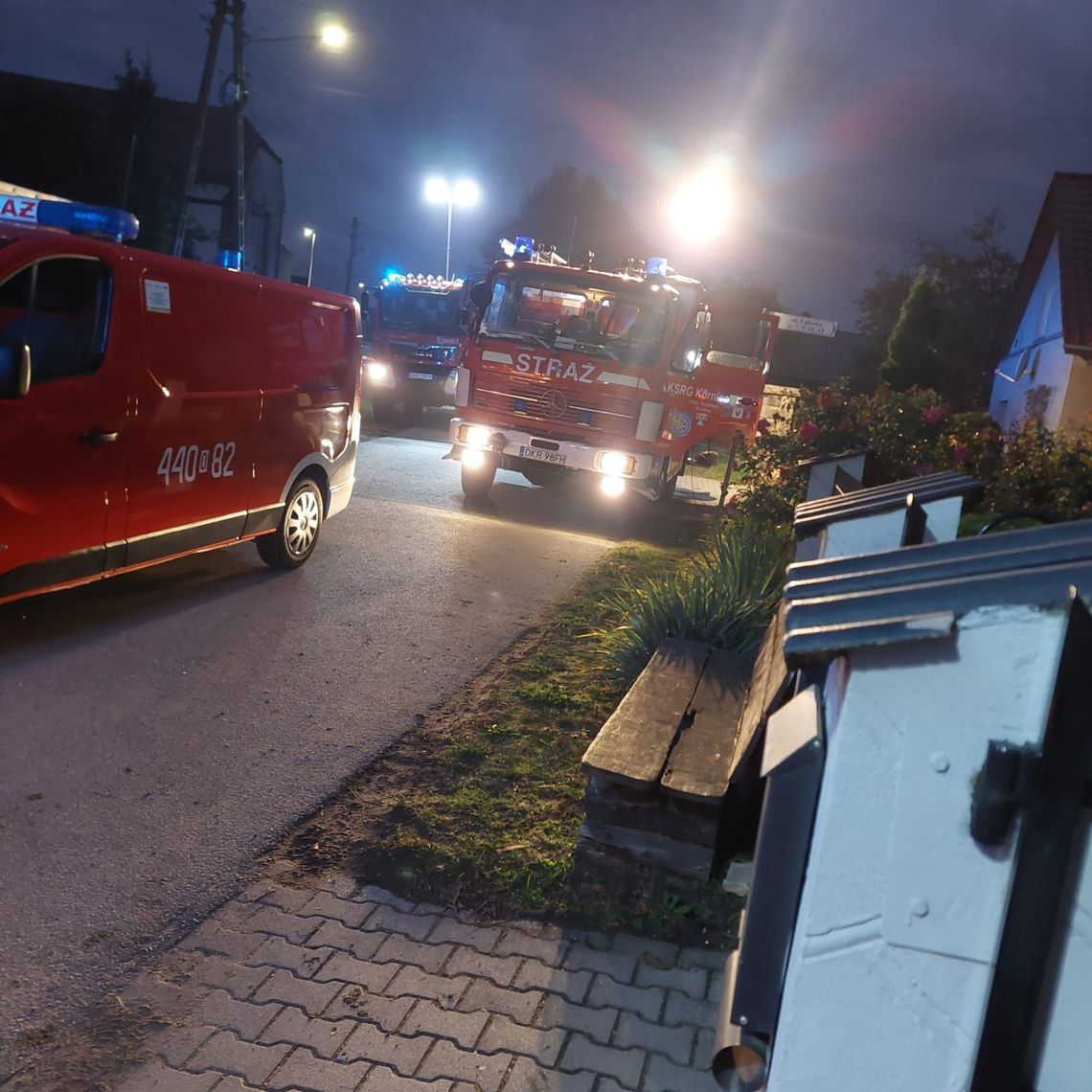 na zdjęciu strażacy przy domu w Żywocicach po wybuchu kotłowni – akcja ratunkowa i zabezpieczenie terenu