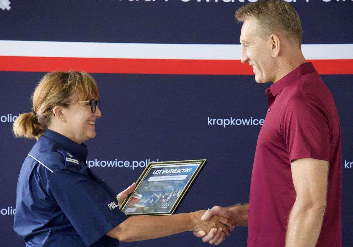 Emerytowany policjant Jarosław Waligóra otrzymał list gratulacyjny za zatrzymanie nietrzeźwego kierowcy