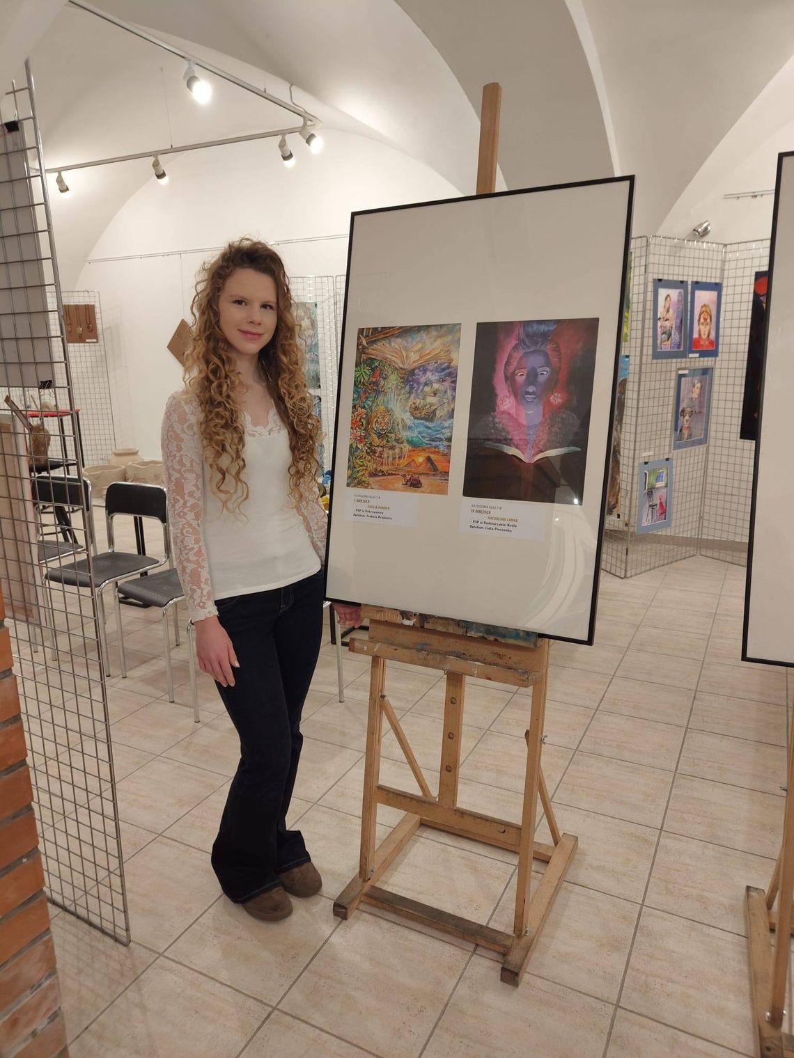 Emilia Pander zdobywa I miejsce w konkursie „Pejzaże Miejsc – Biblioteka marzeń” Emilia Pander odbierająca I miejsce w IV Wojewódzkim Konkursie Plastycznym „Pejzaże Miejsc – Biblioteka marzeń” w Opolu