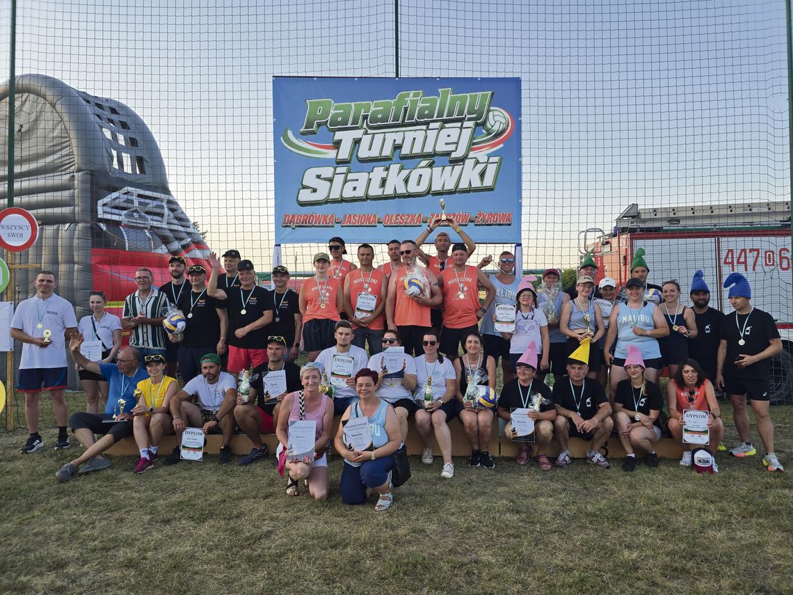 Emocje na boisku ZRS! „Szpica Team” wygrywa Parafialny Turniej Siatkówki w Zakrzowie Drużyny z Zakrzowa, Dąbrówki, Oleszki, Jasiony i Żyrowej podczas Parafialnego Turnieju Siatkówki na boisku ZRS