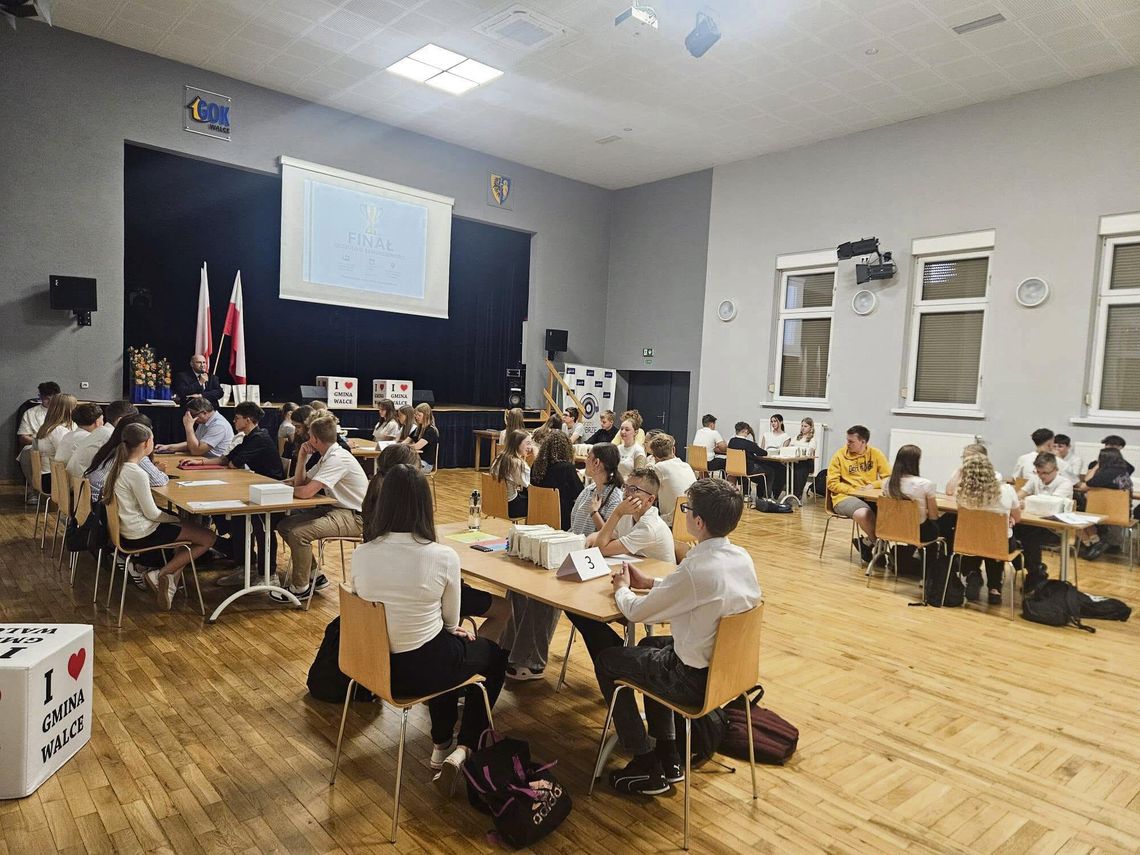 Emocje, rywalizacja i wiedza o gminie! Stradunia wygrywa finał „Quizolo o Samorządności” w Walcach Młodzież rywalizująca w finale quizu o samorządności w gminie Walce
