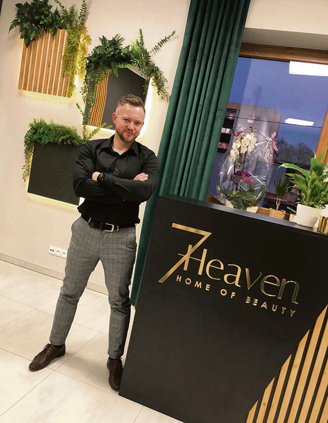 Kosmetolog wykonujący manicure w salonie w Krapkowicach – mężczyzna pracujący w branży beauty.