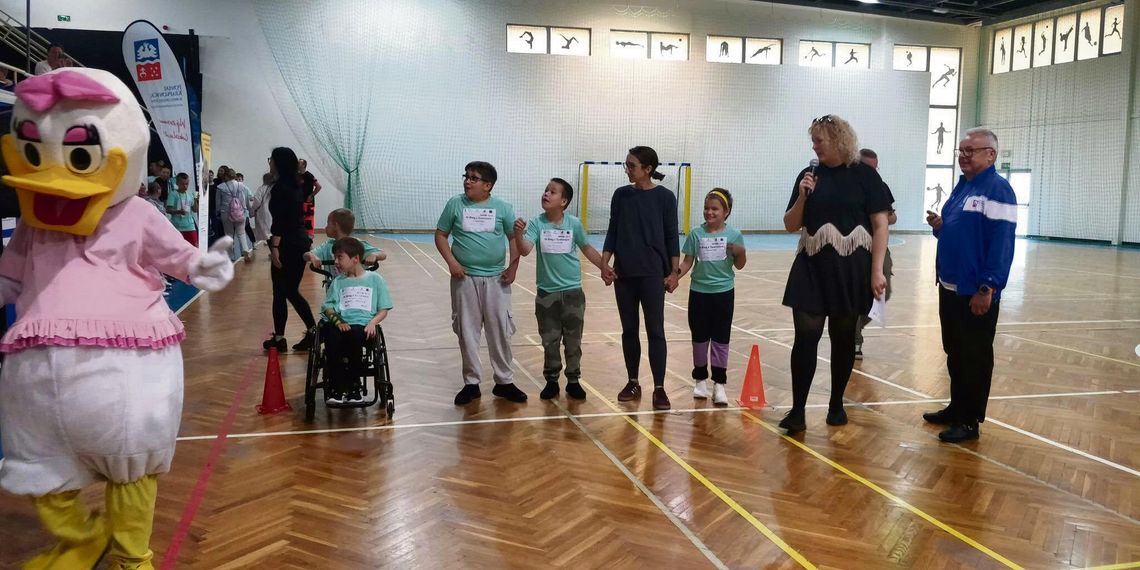 Uczniowie podczas czwartej edycji Biegu z Tuwimem w hali sportowej w Otmęcie