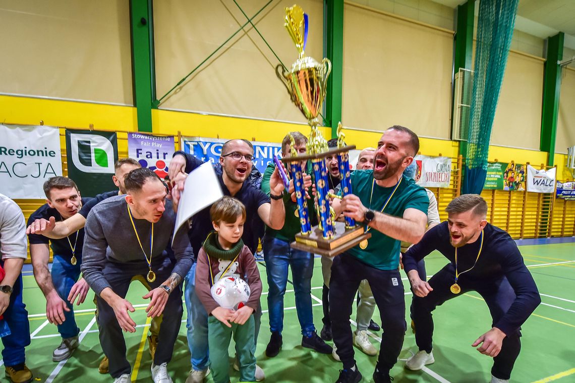Halowy turniej piłkarski w powiecie krapkowickim – zawodnicy podczas rywalizacji na parkiecie