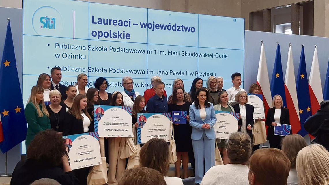 Uczennice i seniorzy z LO w Krapkowicach odbierają nagrodę za projekt międzypokoleniowy podczas gali w Warszawie.