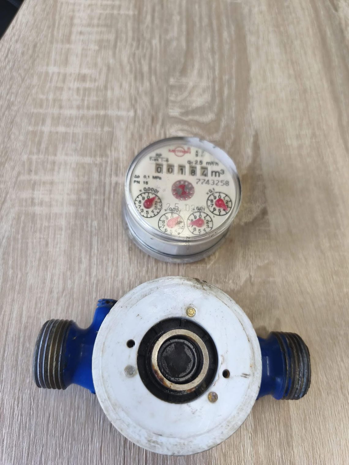 Wodomierz z plombą zabezpieczającą kontrolowany przez pracownika gospodarki komunalnej