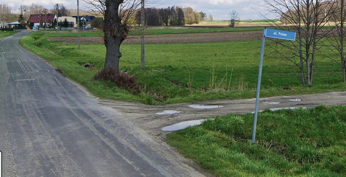 „Planowany odcinek nowej drogi w Jasionej — teren między ul. Główną a ul. Polną przeznaczony pod inwestycję.”