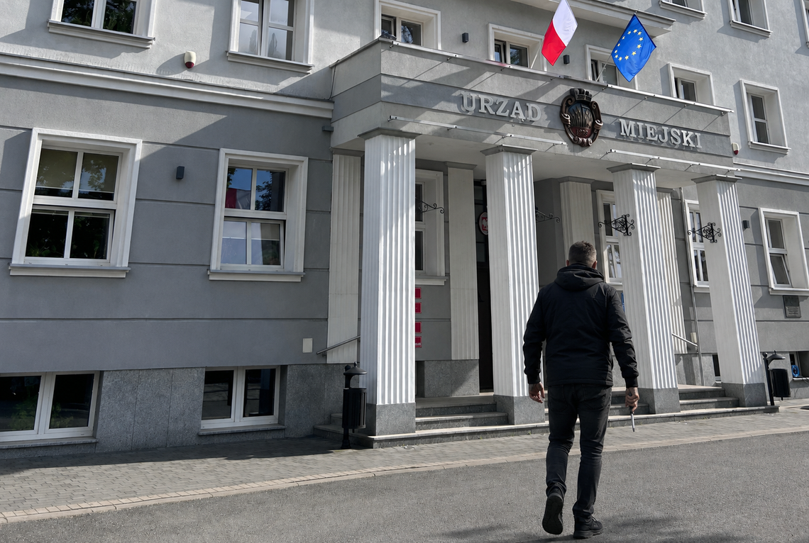 GOGOLIN: Burmistrz na celowniku? Prokuratura postawiła zarzuty dla agresora Budynek Urzędu Miejskiego w Gogolinie, gdzie doszło do incydentu z udziałem 41-letniego mężczyzny i interwencji policji.