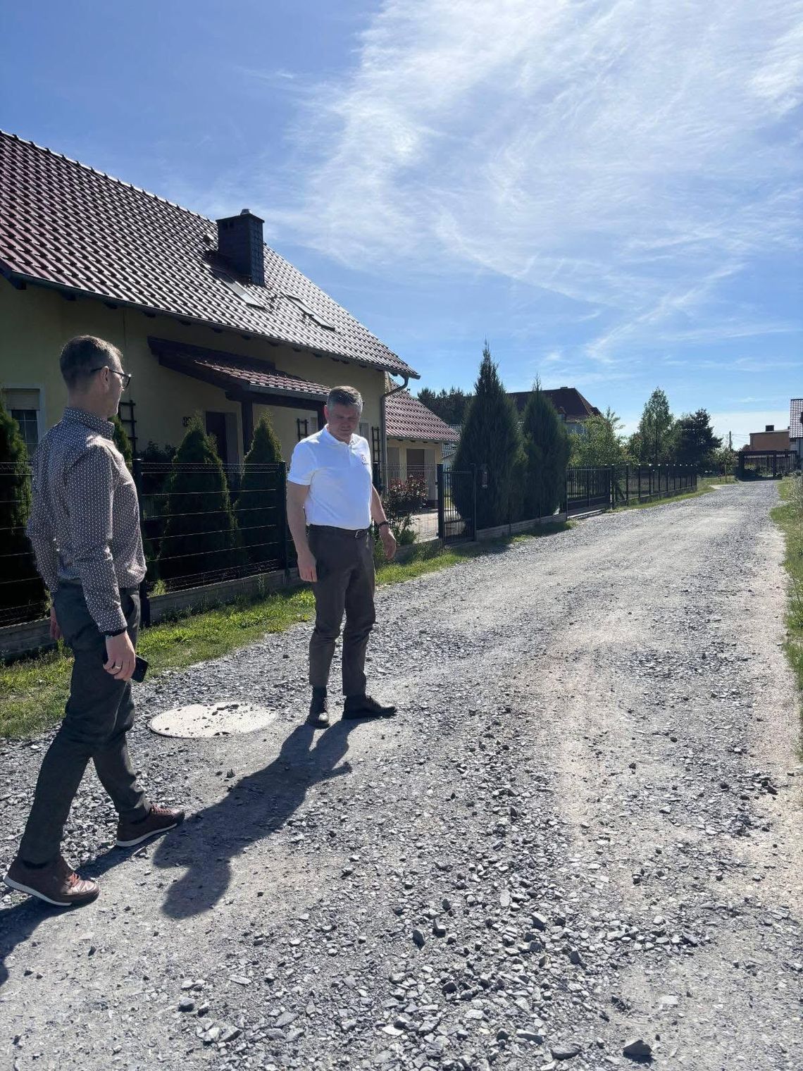 Burmistrz Gogolina Krzysztof Reinert podczas wizji lokalnej na budowie ulicy Polnej w Malni, gdzie trwa modernizacja drogi.