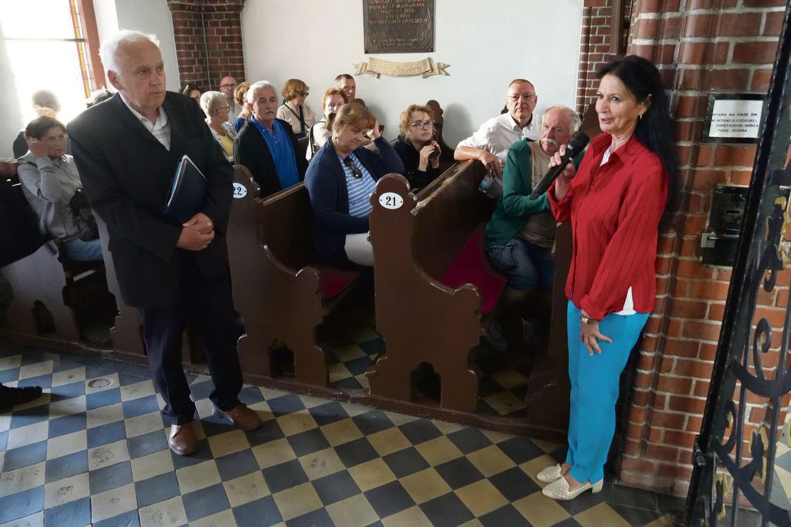 Gogolin jakiego nie znacie! Ponad 50 osób na historycznym spacerze z Reginą i Józefem Szulcami Mieszkańcy Gogolina podczas historycznego spaceru prowadzonego przez Reginę i Józefa Szulców, zwiedzający lokalne zabytki i miejsca pamięci