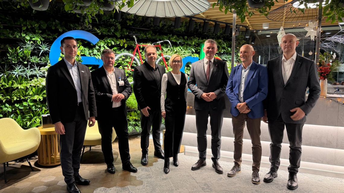 Gogolin łączy siły z Google! Takiej cyfrowej rewolucji w szkołach jeszcze tu nie było Burmistrz Gogolina Krzysztof Reinert podczas prezentacji współpracy gminy Gogolin z Google w zakresie nowoczesnej edukacji