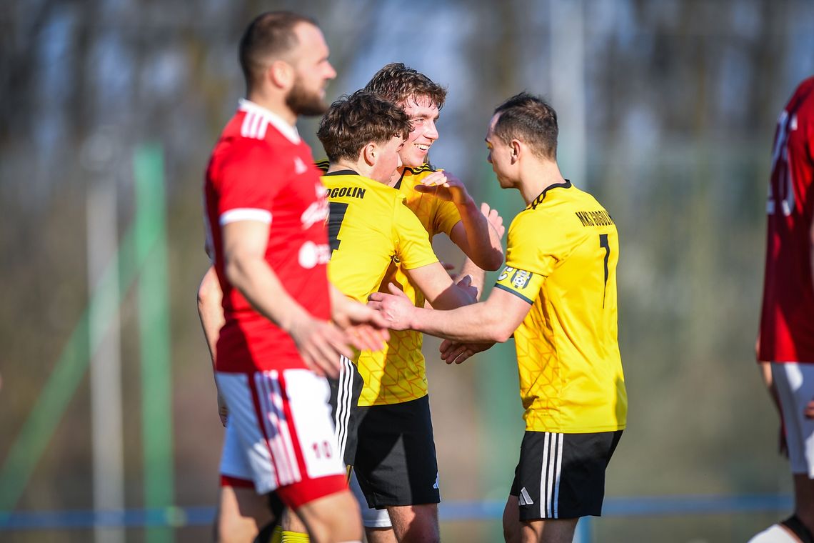 Gogolin „nie bierze jeńców”: MKS nie do zatrzymania - 9. zwycięstwo z rzędu i autostrada do IV ligi Piłkarze MKS Gogolin podczas meczu klasy okręgowej z GKS Głuchołazy zakończonego zwycięstwem 3:1