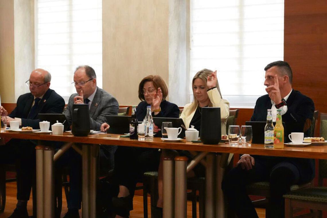 Gogolin reaguje na demograficzne wyzwania Sesja Rady Miejskiej w Gogolinie podczas głosowania nad strategią społeczną 2026–2031