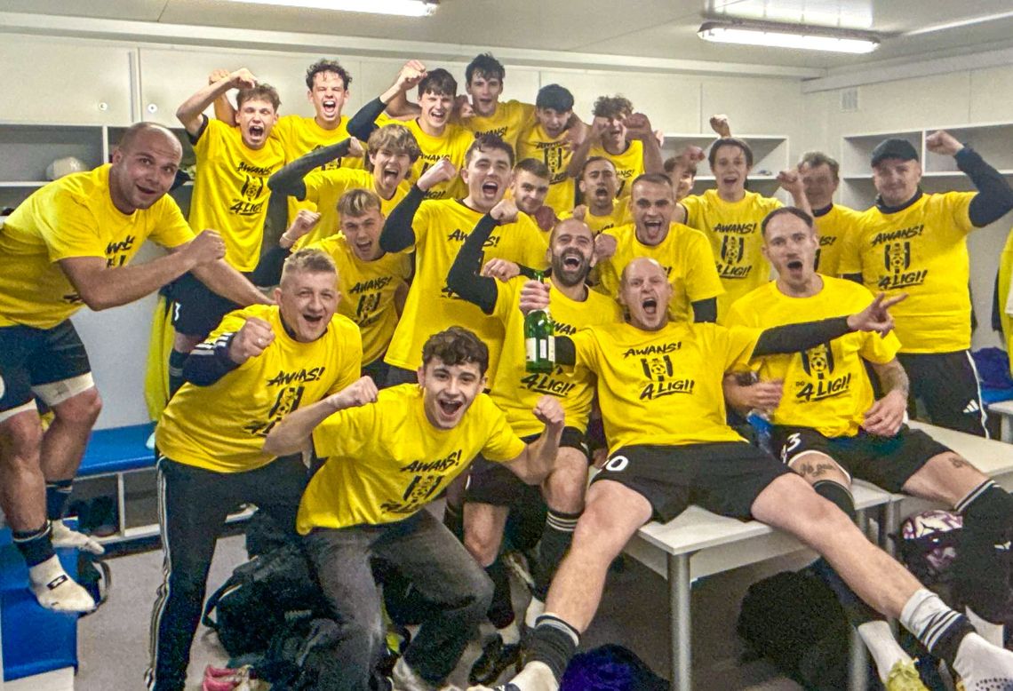 Gogolin rozbił Pogoń 6:1 i wraca do IV ligi! Wielka feta po meczu w Prudniku Piłkarze MKS Gogolin świętują awans do BS IV ligi po wygranym meczu z Pogonią Prudnik 6:1