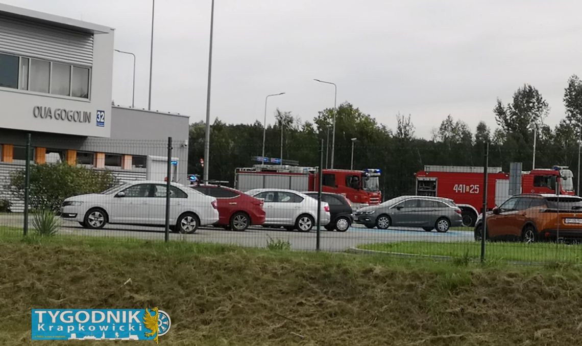 Na zdjęciu strażacy w kombinezonach ochronnych przepompowują kwas solny ze starych zbiorników na terenie Obwodu Utrzymania Autostrady w Gogolinie