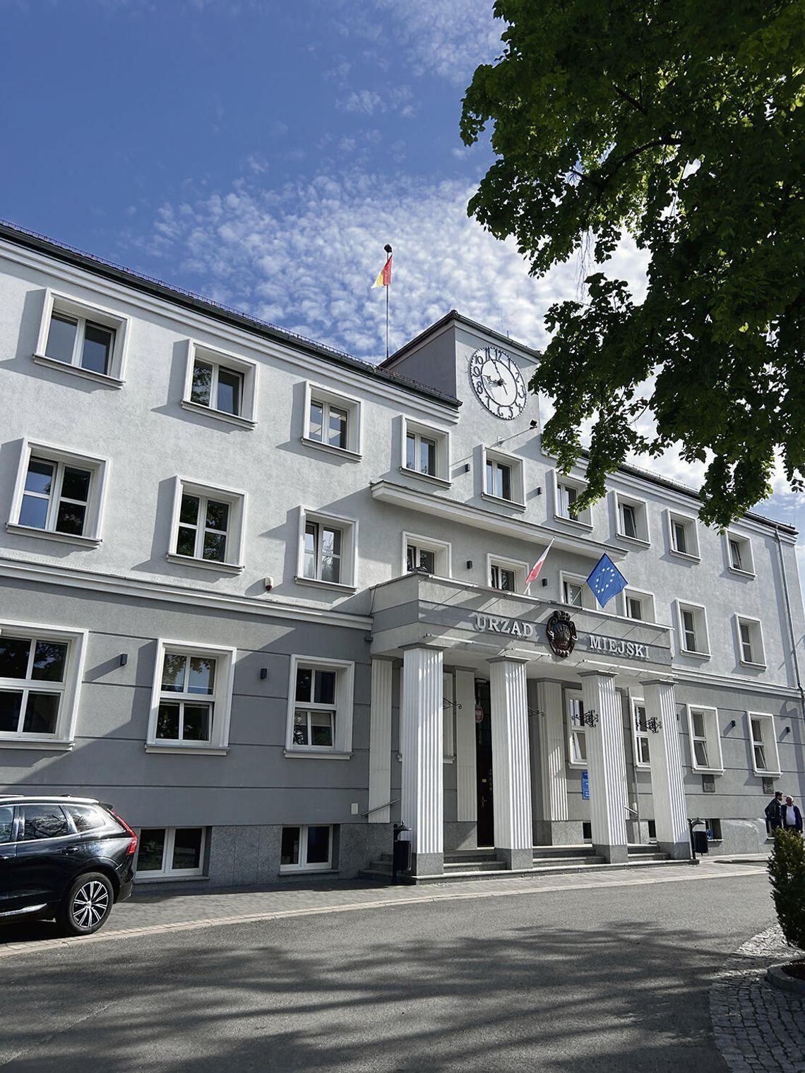Gogolin wprowadza Gminną Kartę Mieszkańca. Zniżki już od 1 sierpnia — basen, kultura, sport Mieszkańcy Gogolina odbierają Gminną Kartę Mieszkańca uprawniającą do zniżek na basen i wydarzenia gminne