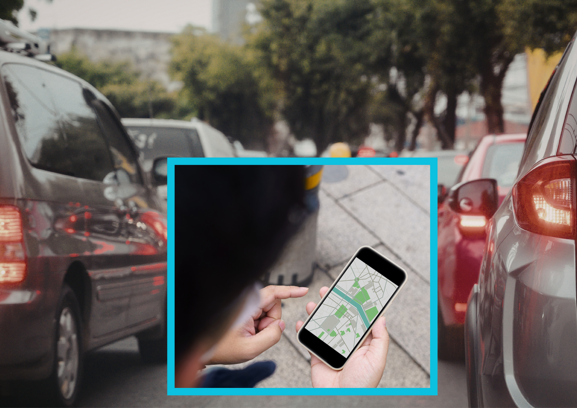 Samochód Google Street View z charakterystyczną kulą kamer na dachu przejeżdżający ulicą w Krapkowicach