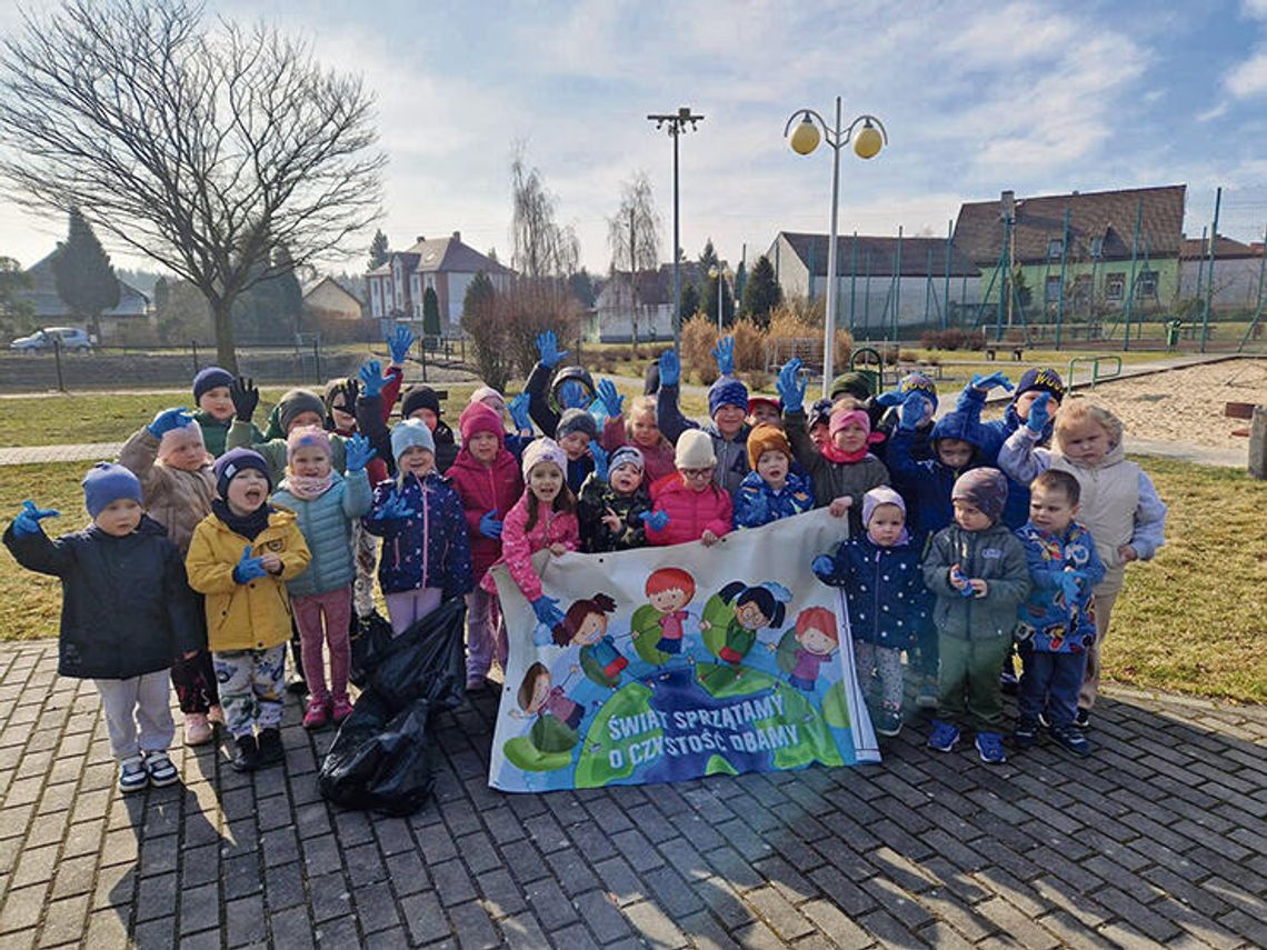 Mieszkańcy Górażdż, dzieci i strażacy OSP wspólnie sprzątają wieś podczas wiosennej akcji