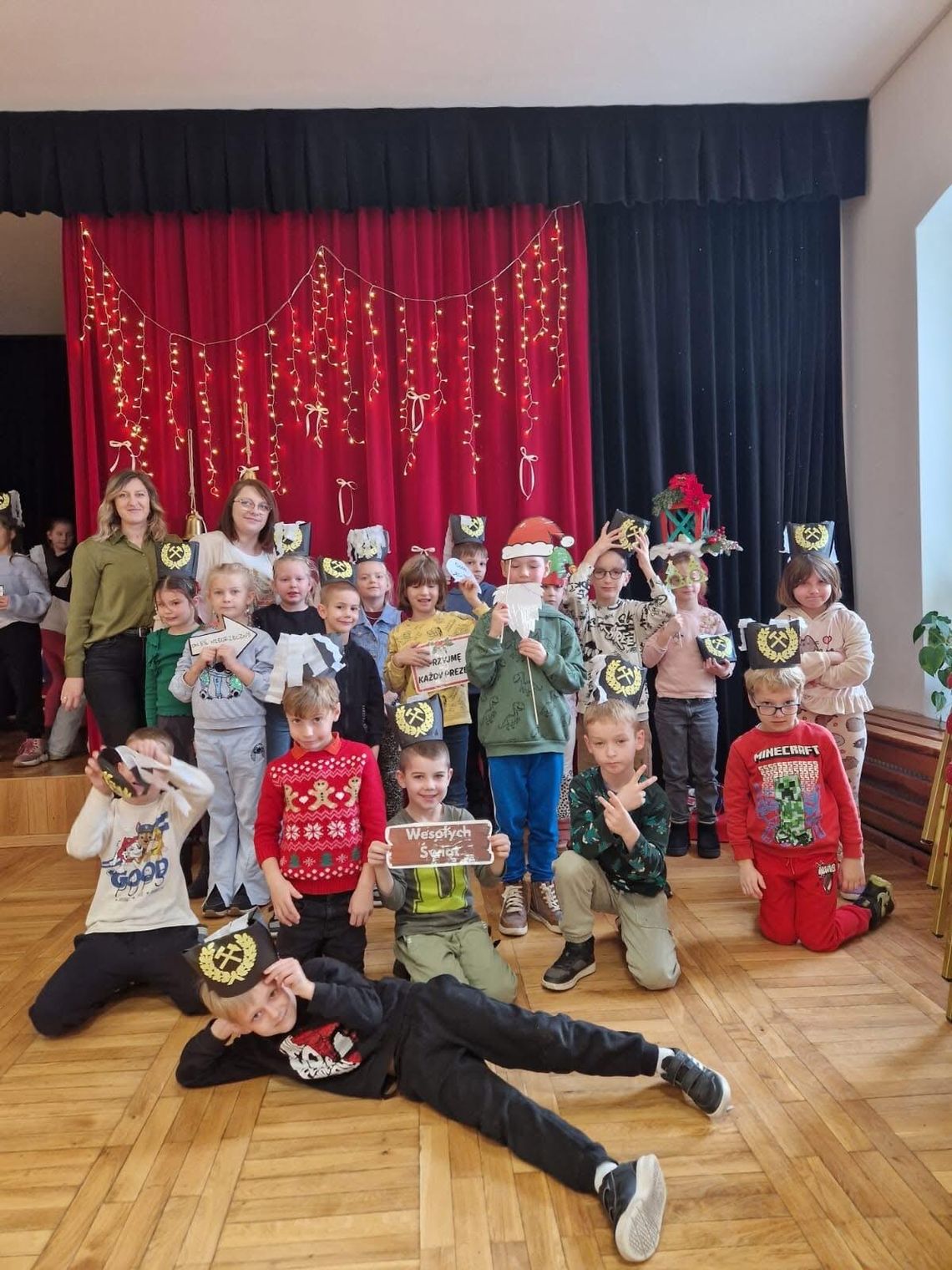 Górniczy duch w Strzeleczkach. Uczniowie poznawali tradycje Barbórki Uczniowie z Racławiczek podczas zajęć o tradycjach górniczych w Strzeleczkach