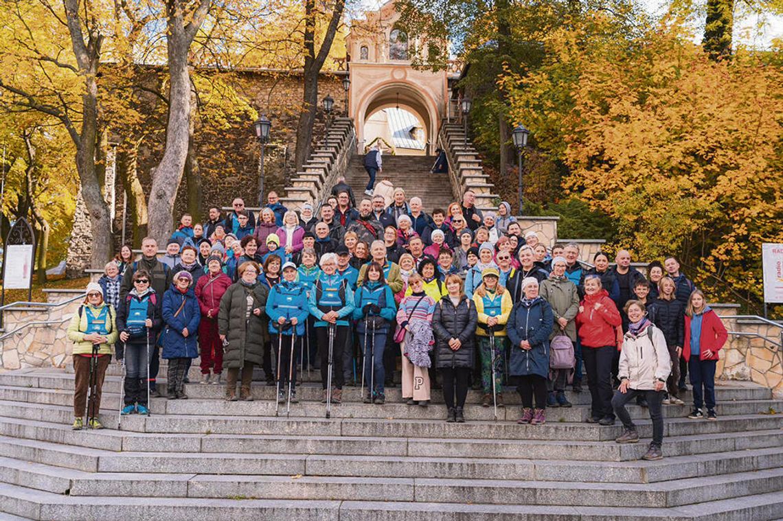 Gro osób na jesiennym szlaku Gro osób na jesiennym szlaku