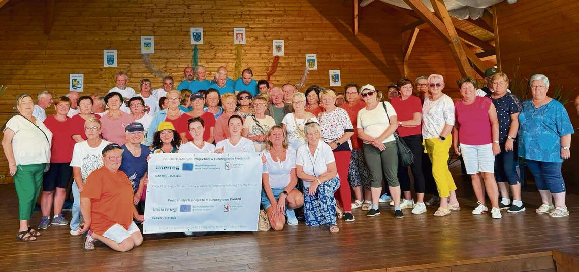 Gry Seniorów w Nawsiu znów połączyły Polskę i Czechy! Rywalizacja, emocje i międzynarodowe spotkanie mieszkańców Seniorzy z Polski i Czech rywalizują w konkurencjach sportowych podczas Gry Seniorów w Nawsiu — rzuty do celu, łowienie rybek, strzelanie z procy.