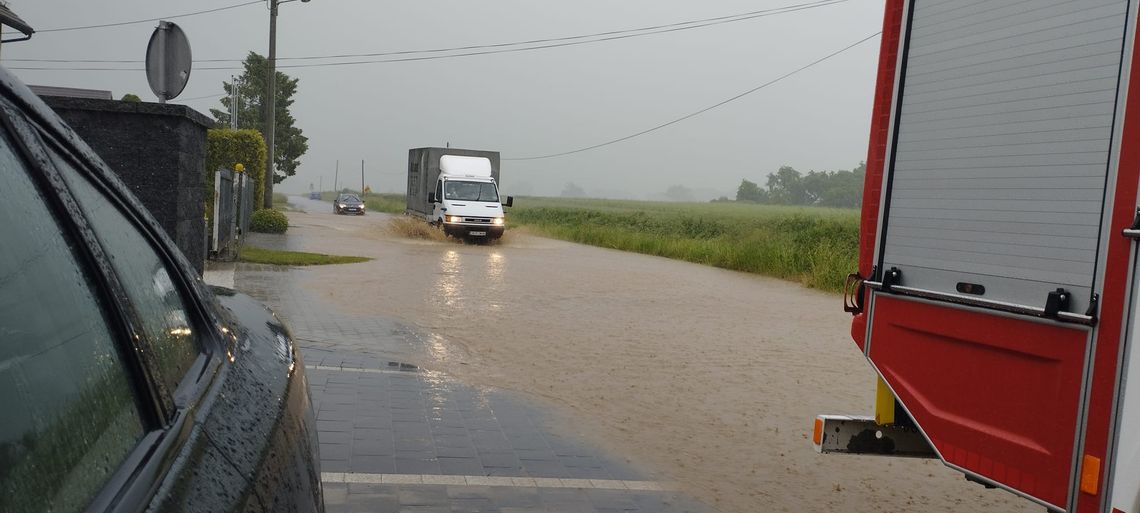 Gwałtowna ulewa: uwaga na podtopienia i zamkniętą drogę!