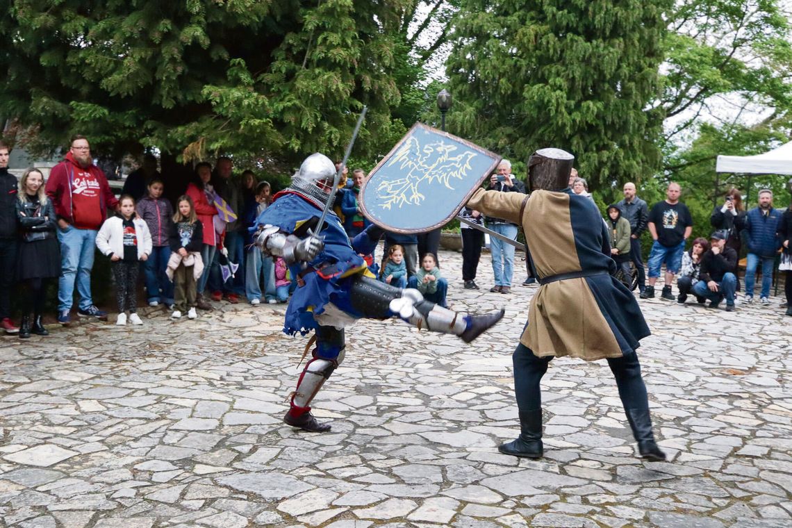 Historyczna pierwsza Noc Muzeów w Zamku w Rogowie Opolskim! Tłumy, atrakcje i średniowieczny klimat Zwiedzający podczas Nocy Muzeów w Zamku w Rogowie Opolskim oglądają średniowieczną osadę i pokazy rycerskie