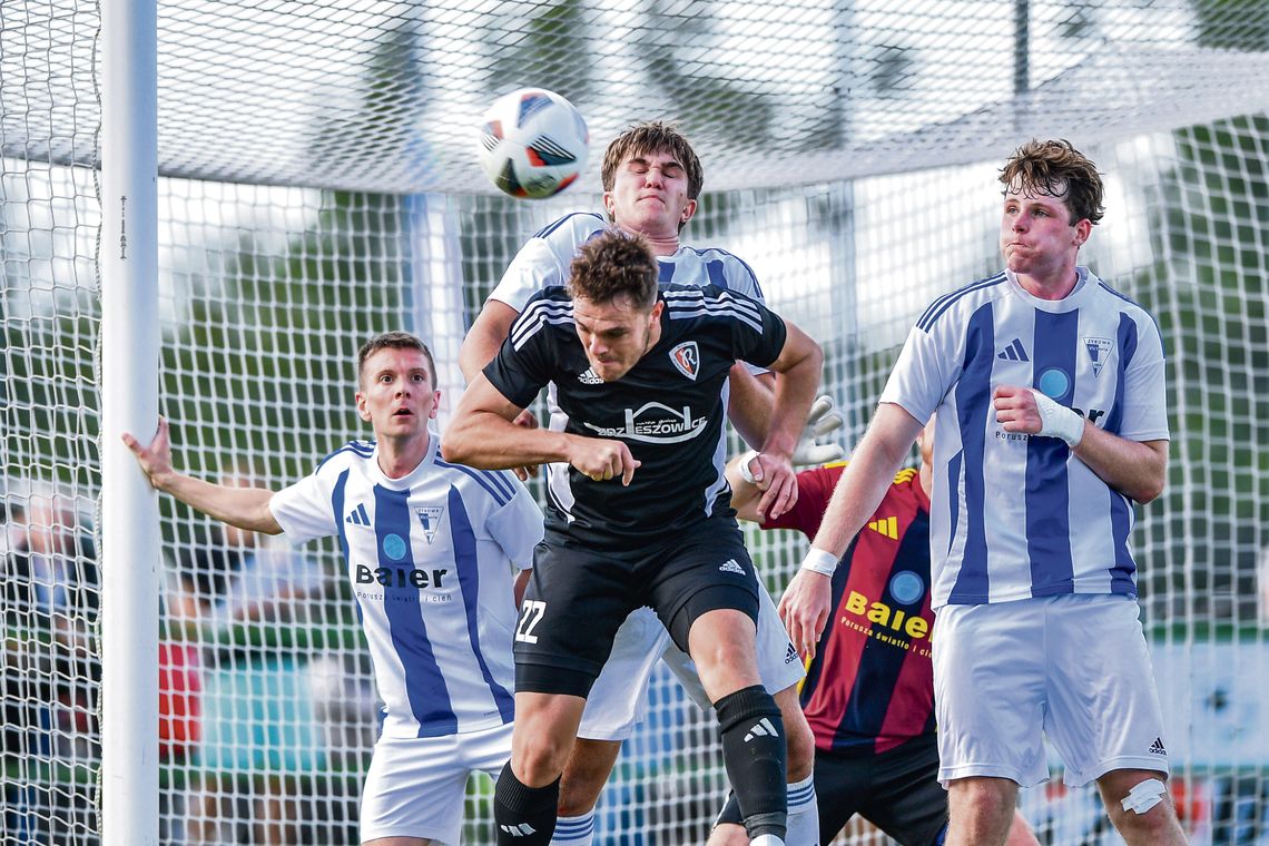 Historyczne derby w Zdzieszowicach. Ruch i Victoria stworzyły widowisko, które kibice zapamiętają na długo Piłkarze Ruchu Zdzieszowice i Victorii Żyrowa walczą o piłkę podczas historycznych derbów BS IV ligi na stadionie przy Rozwadzkiej.