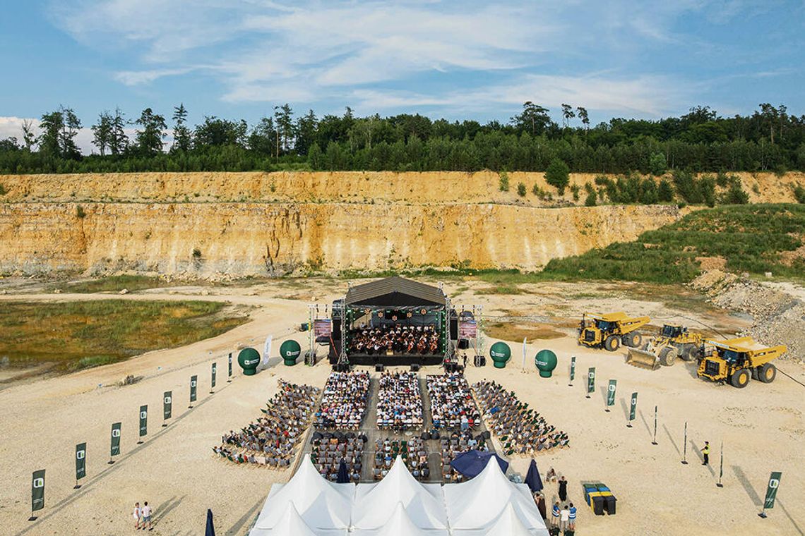 Orkiestra Filharmonii Opolskiej występująca na scenie ustawionej w wapiennej kopalni Górażdże.