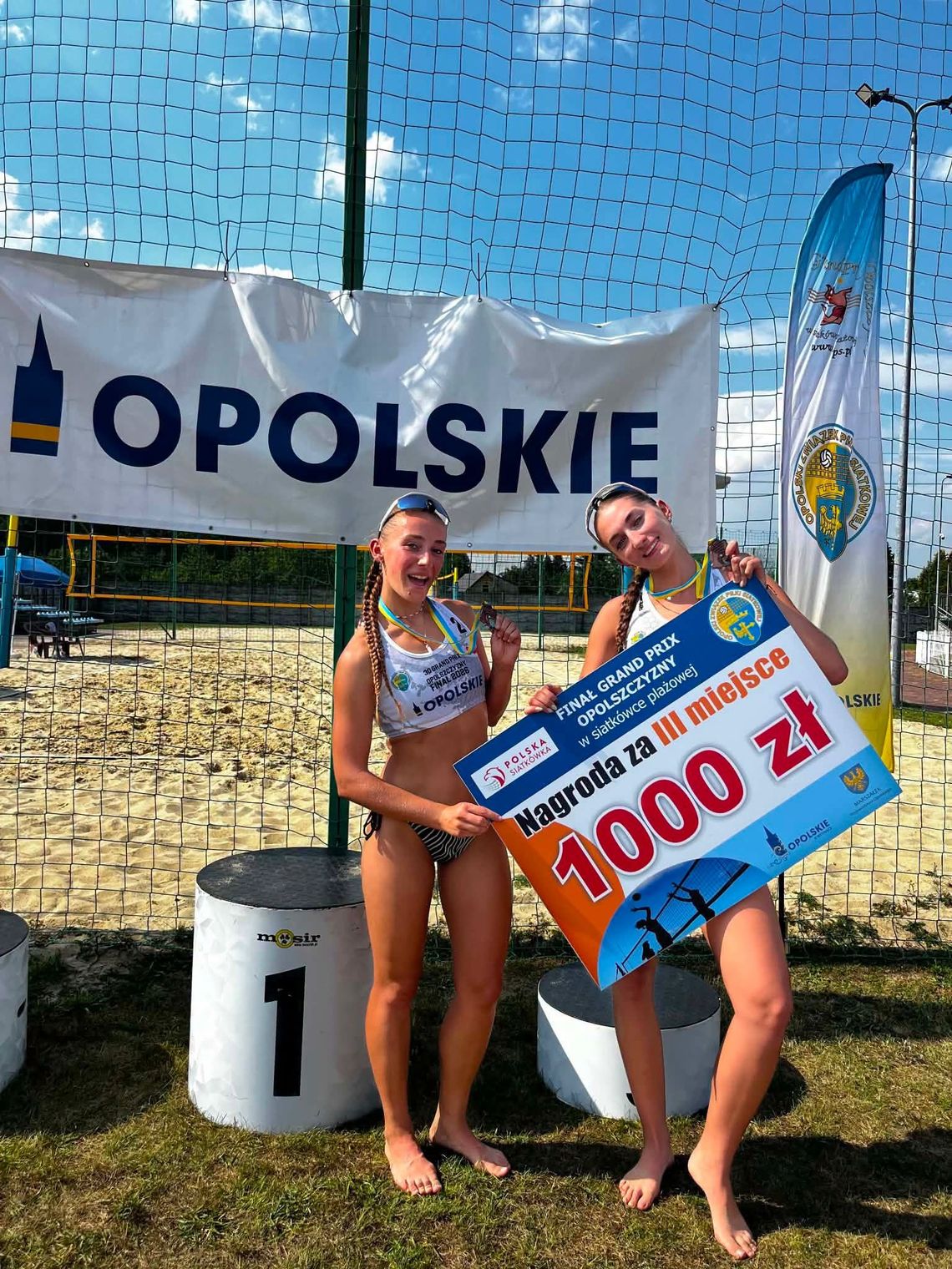 Historyczny medal dla PV Volley Krapkowice! Amelia Mandziuk i Weronika Grzybowska stanęły na podium Opolszczyzny Amelia Mandziuk i Weronika Grzybowska z PV Volley Krapkowice z brązowymi medalami Grand Prix Opolszczyzny Kobiet