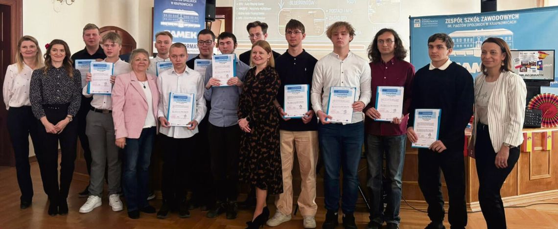 Uczniowie ZSZ Krapkowice podczas Dnia Hiszpańskiego prezentujący efekty stażu i stworzoną grę komputerową