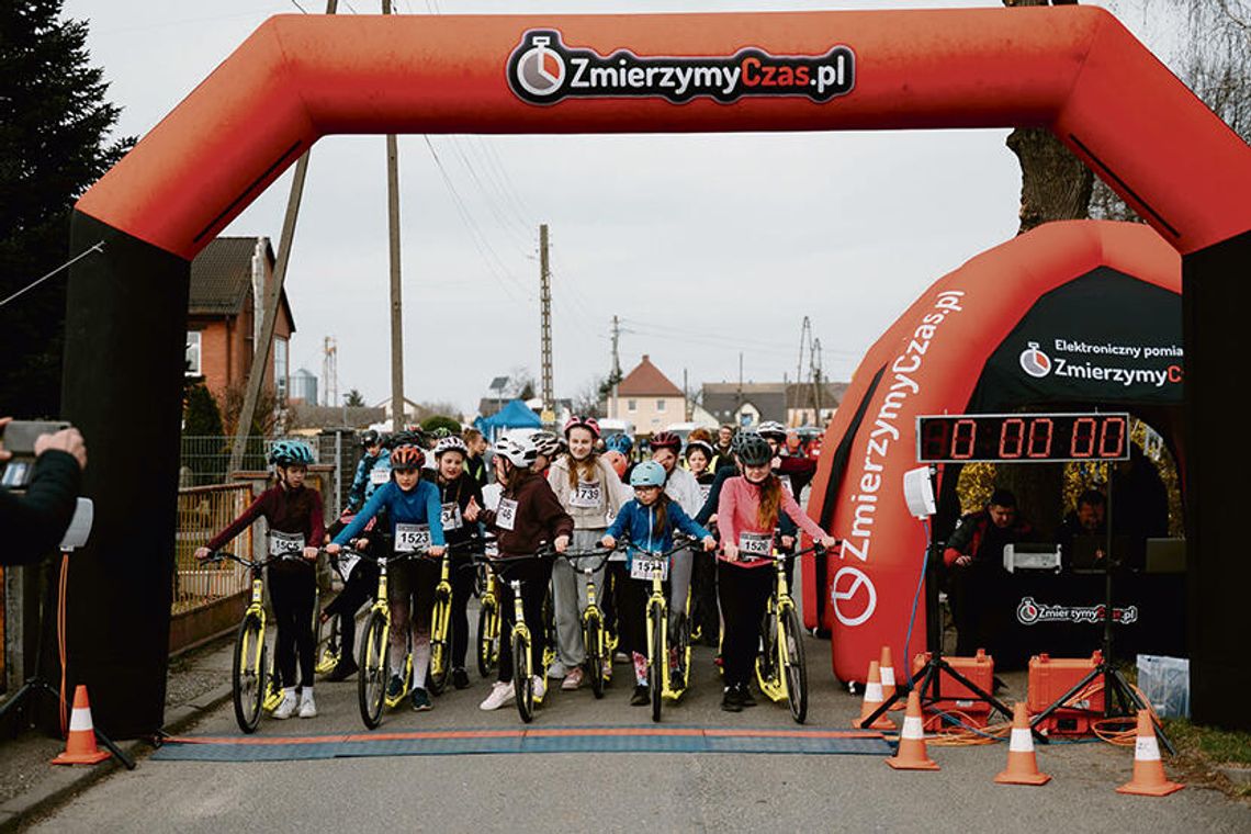 Uczestnicy wyścigu na hulajnogach w Walcach podczas międzynarodowej rywalizacji Polska–Czechy