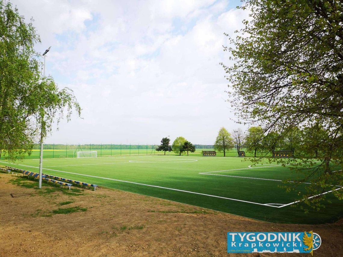 Widok na nowoczesne boisko piłkarskie w Kromołowie z nową murawą i ekologiczną infrastrukturą. Tygodnik Krapkowicki