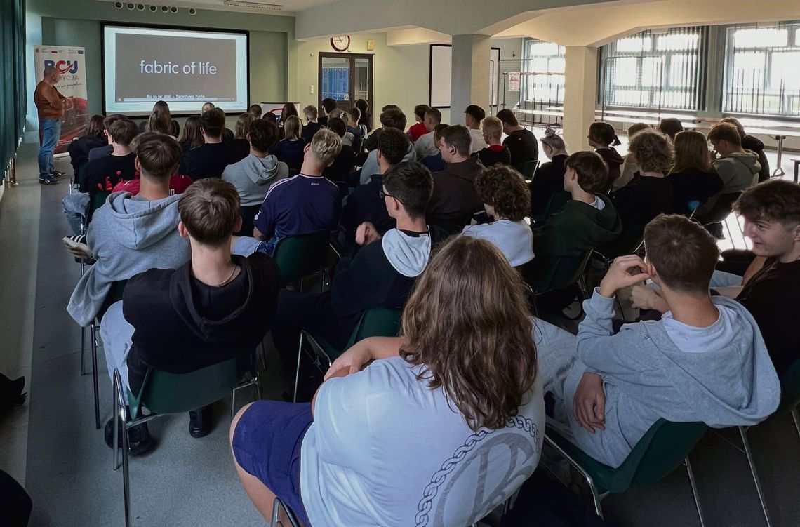 Jak powstaje koks i jaką pracę oferuje zakład? Uczniowie ze Zdzieszowic poznali przemysł od kuchni Uczniowie Zespołu Szkół im. Jana Pawła II w Zdzieszowicach podczas spotkania z przedstawicielami Zakładów Koksowniczych