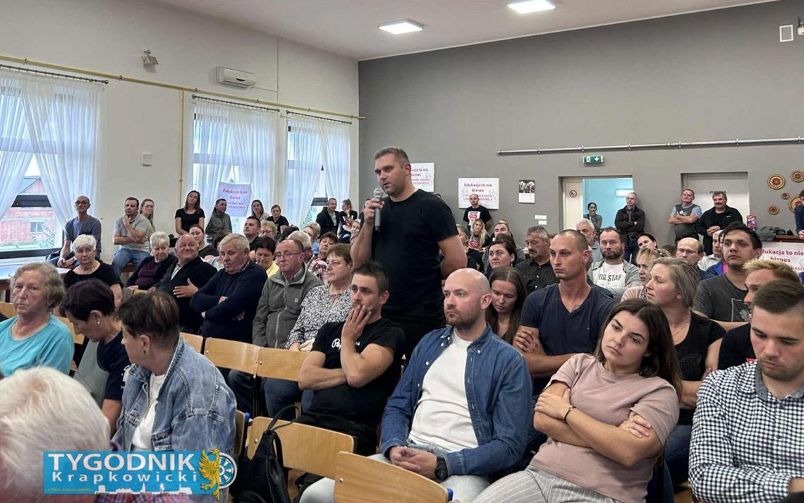 Na zdjęciu mieszkańcy Januszkowic i Żyrowej podczas spotkania z władzami gminy Zdzieszowice w sprawie przyszłości lokalnych szkół.