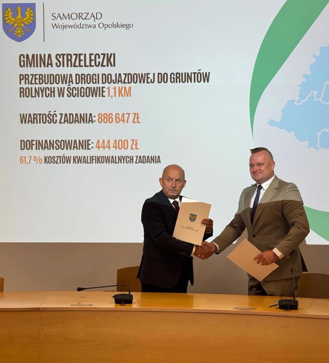 Jest umowa i prawie pół miliona złotych. Przebudowa ważnej drogi w Ścigowie coraz bliżej Podpisanie umowy na dofinansowanie przebudowy ulicy Leśnej w Ścigowie w gminie Strzeleczki.