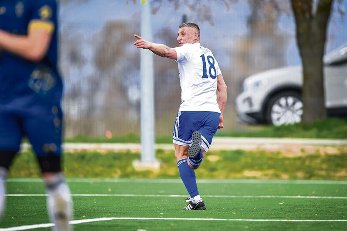 Leszek Juszczak z LZS Walce II po zdobyciu zwycięskiej bramki w finale powiatowym Terytorialnego Pucharu Polski przeciwko Racławiczkom